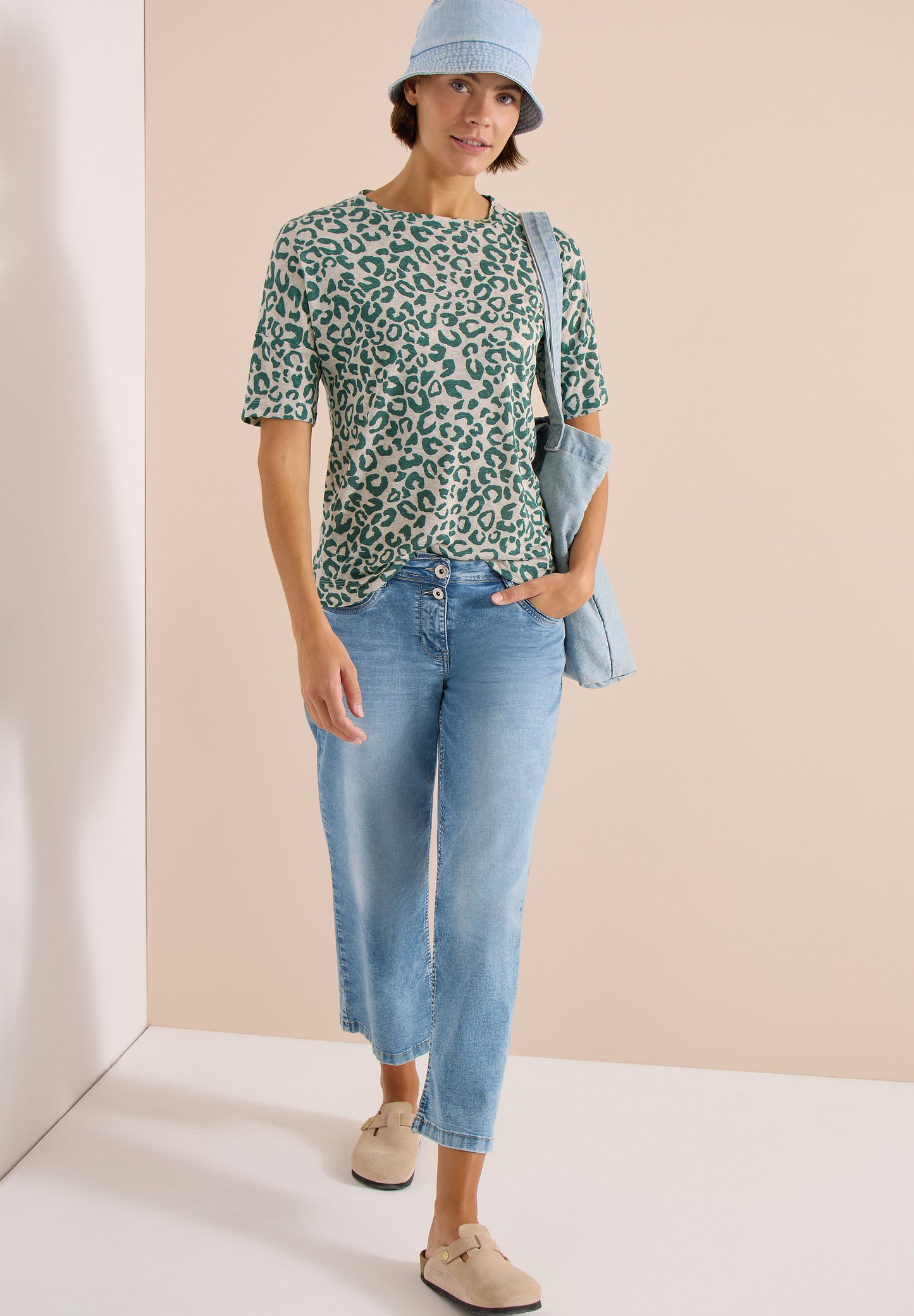 Kurzarm Shirt mit Knöpfen und Leo-Print