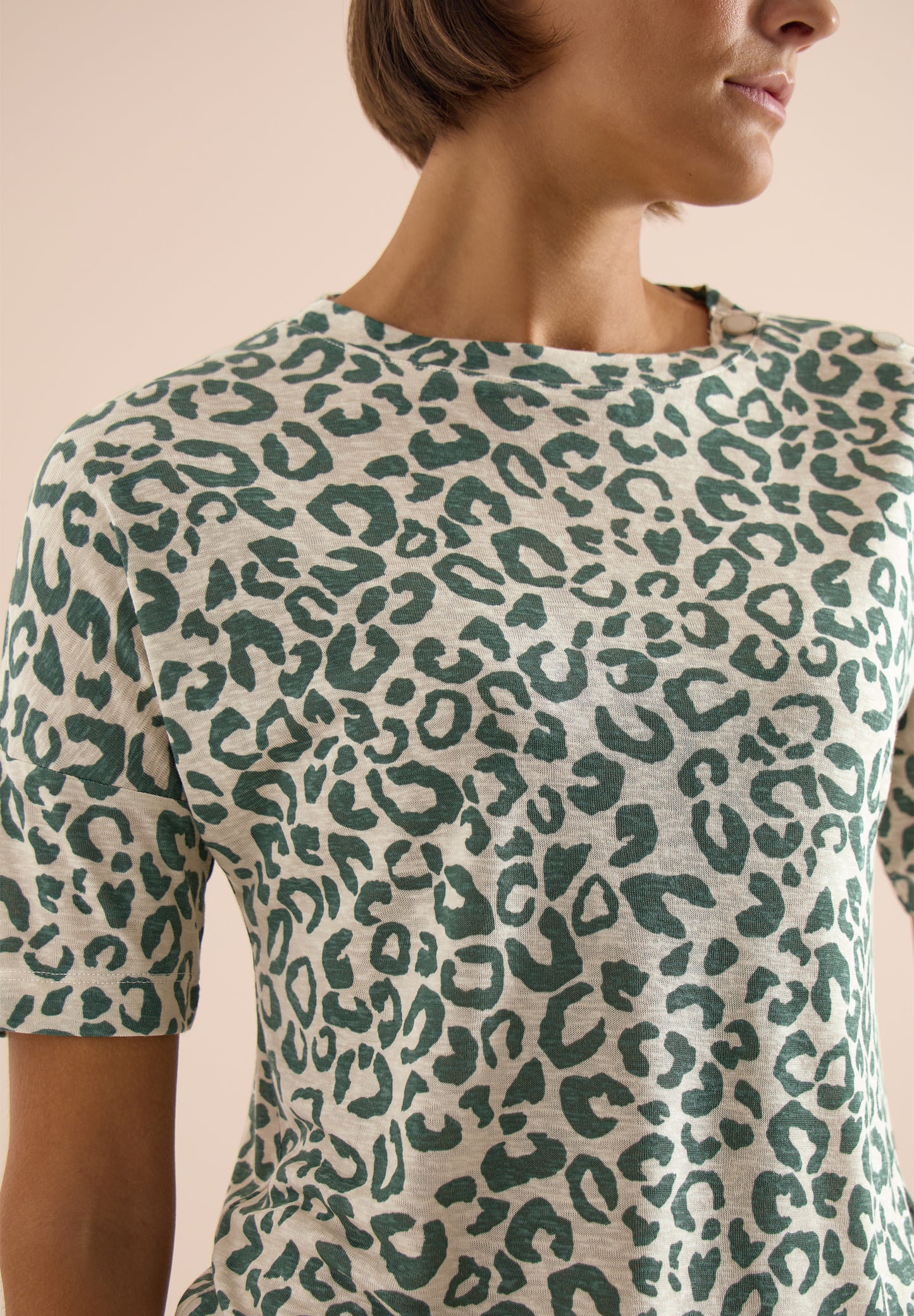 Kurzarm Shirt mit Knöpfen und Leo-Print