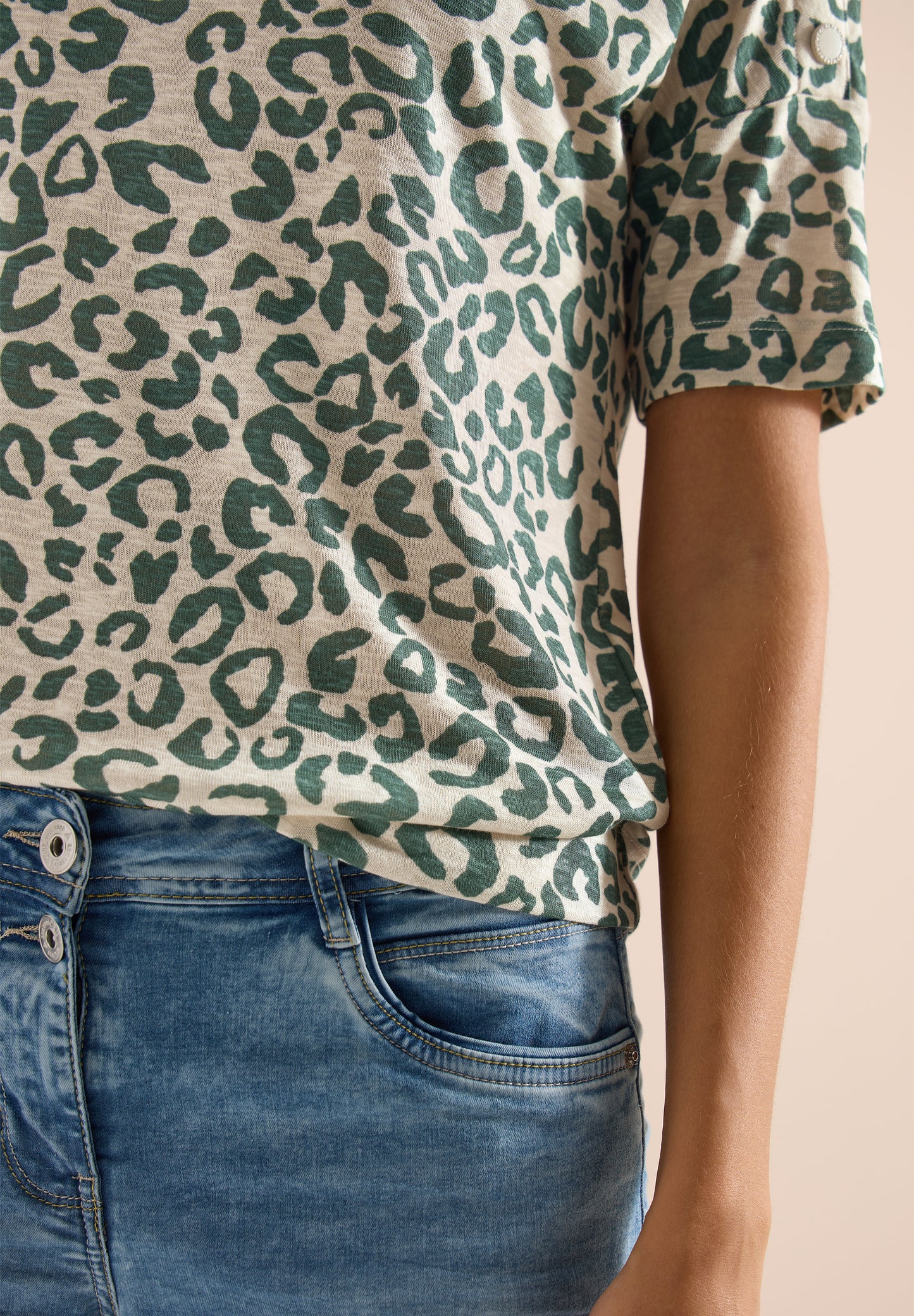 Kurzarm Shirt mit Knöpfen und Leo-Print