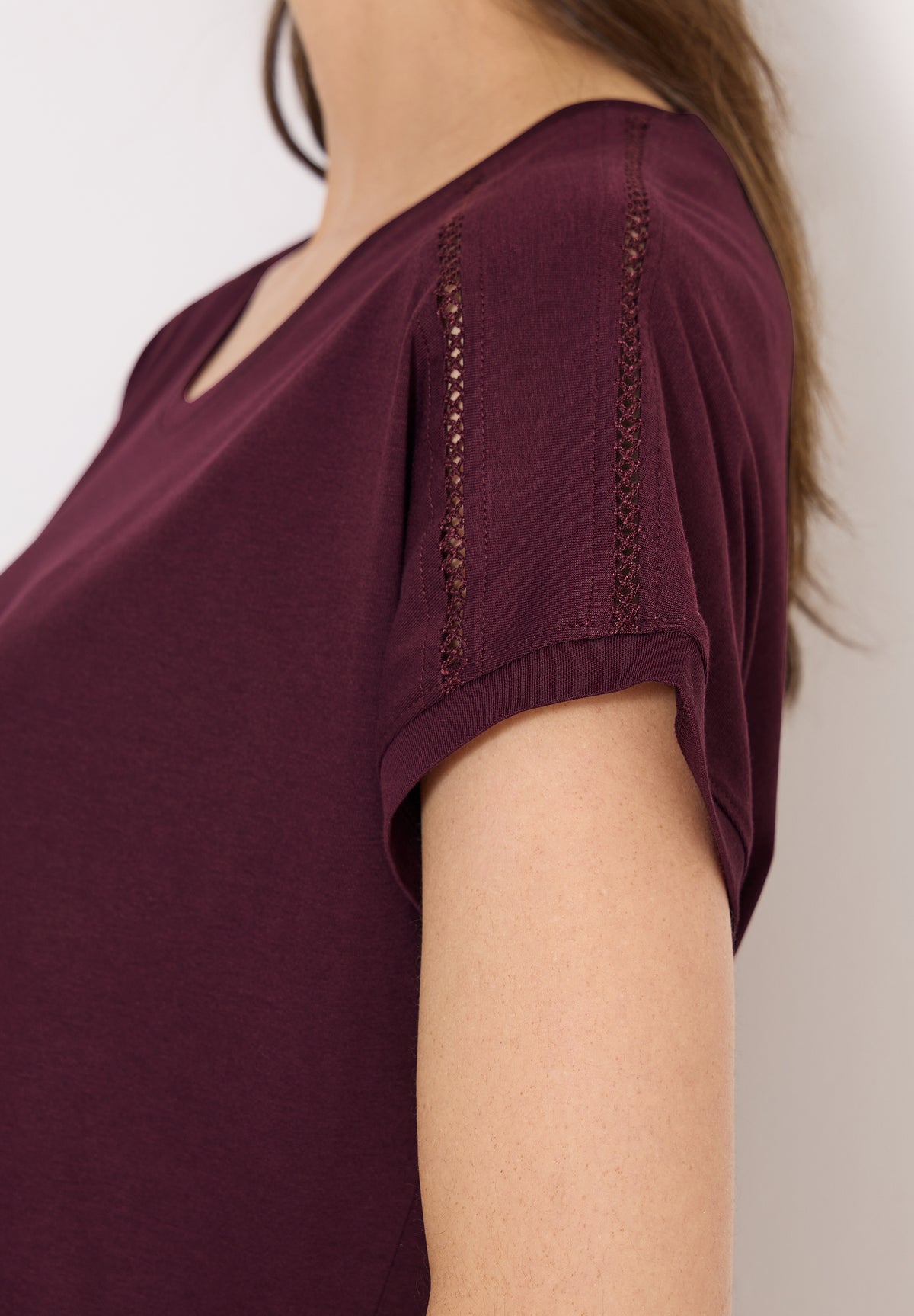 T-Shirt mit V-Neck und Spitzendetail