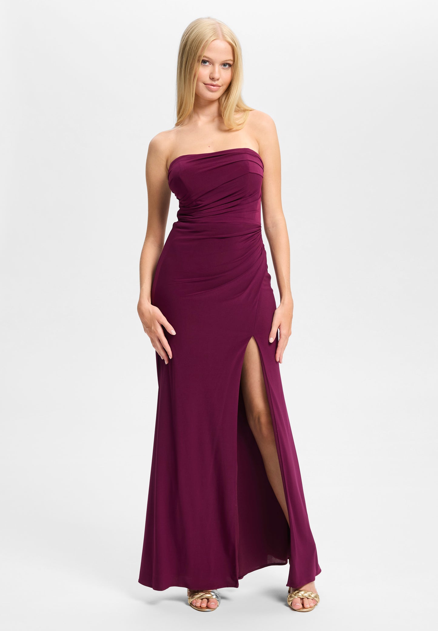 Figurbetontes Abendkleid mit Beinschlitz