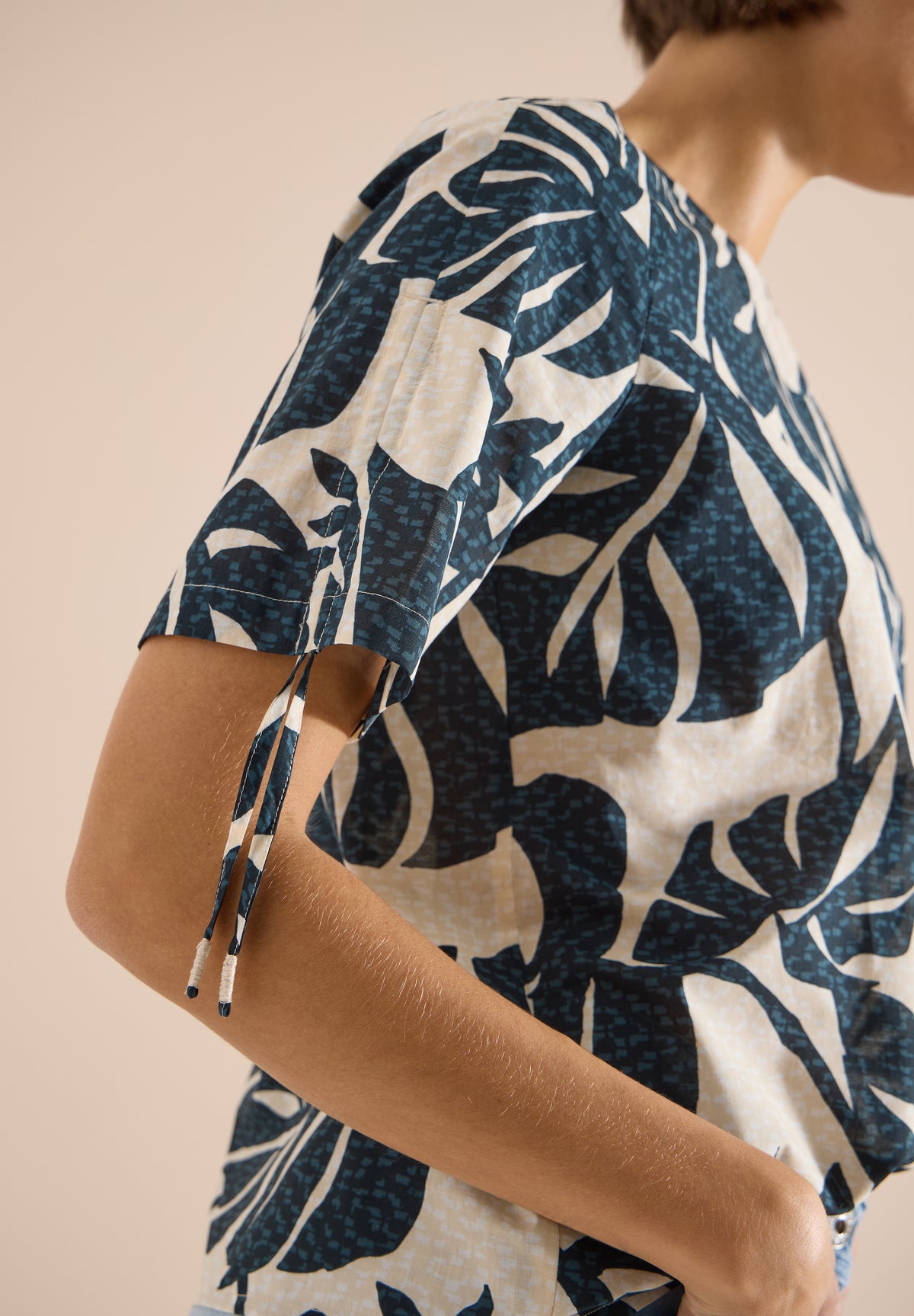 Bluse mit Rundhals und Raffung