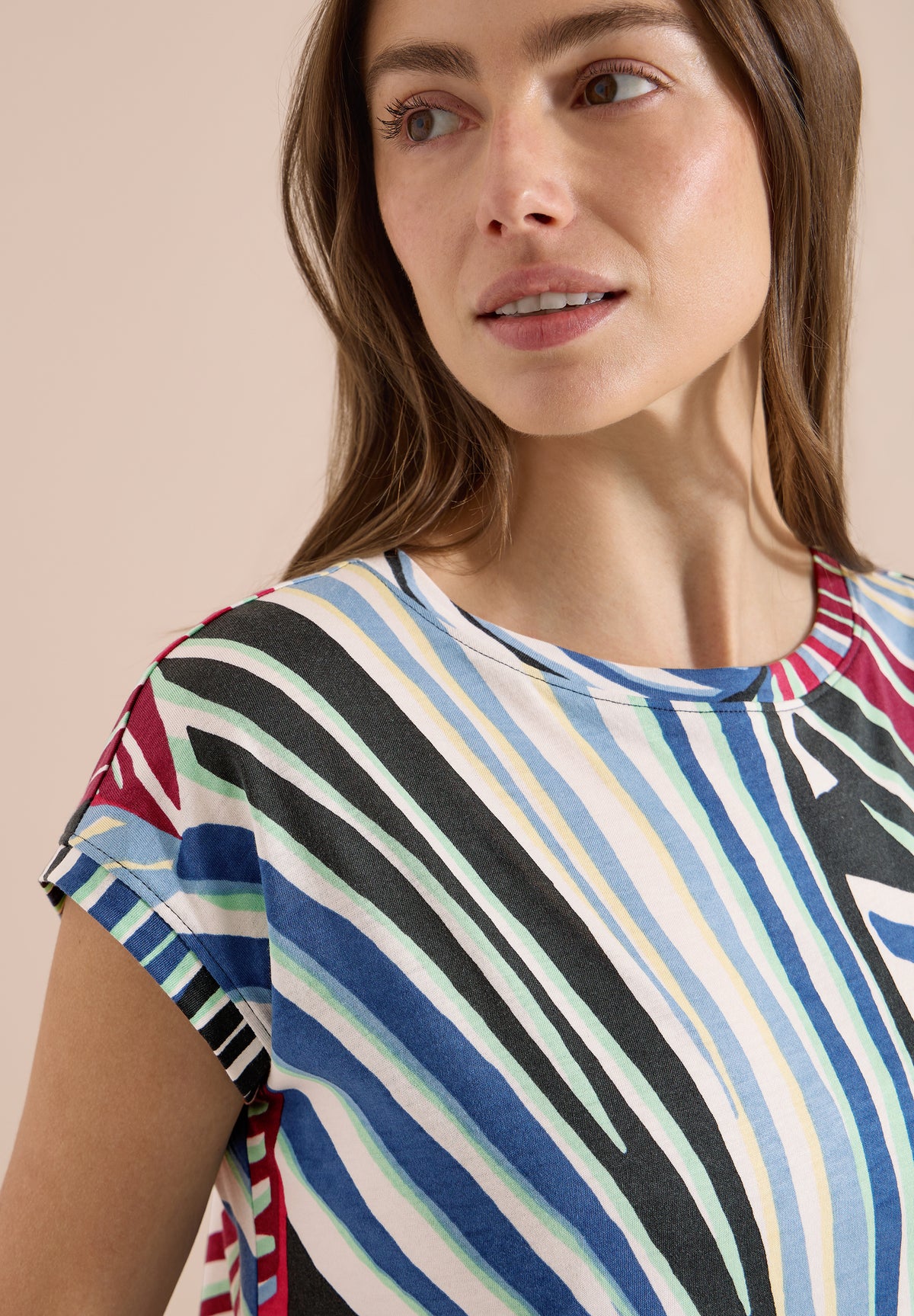 T-Shirt mit Boatneck und Grafikprint