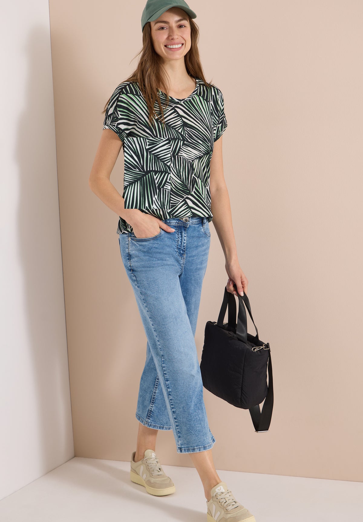 T-Shirt mit V-Neck und Spitzendetail