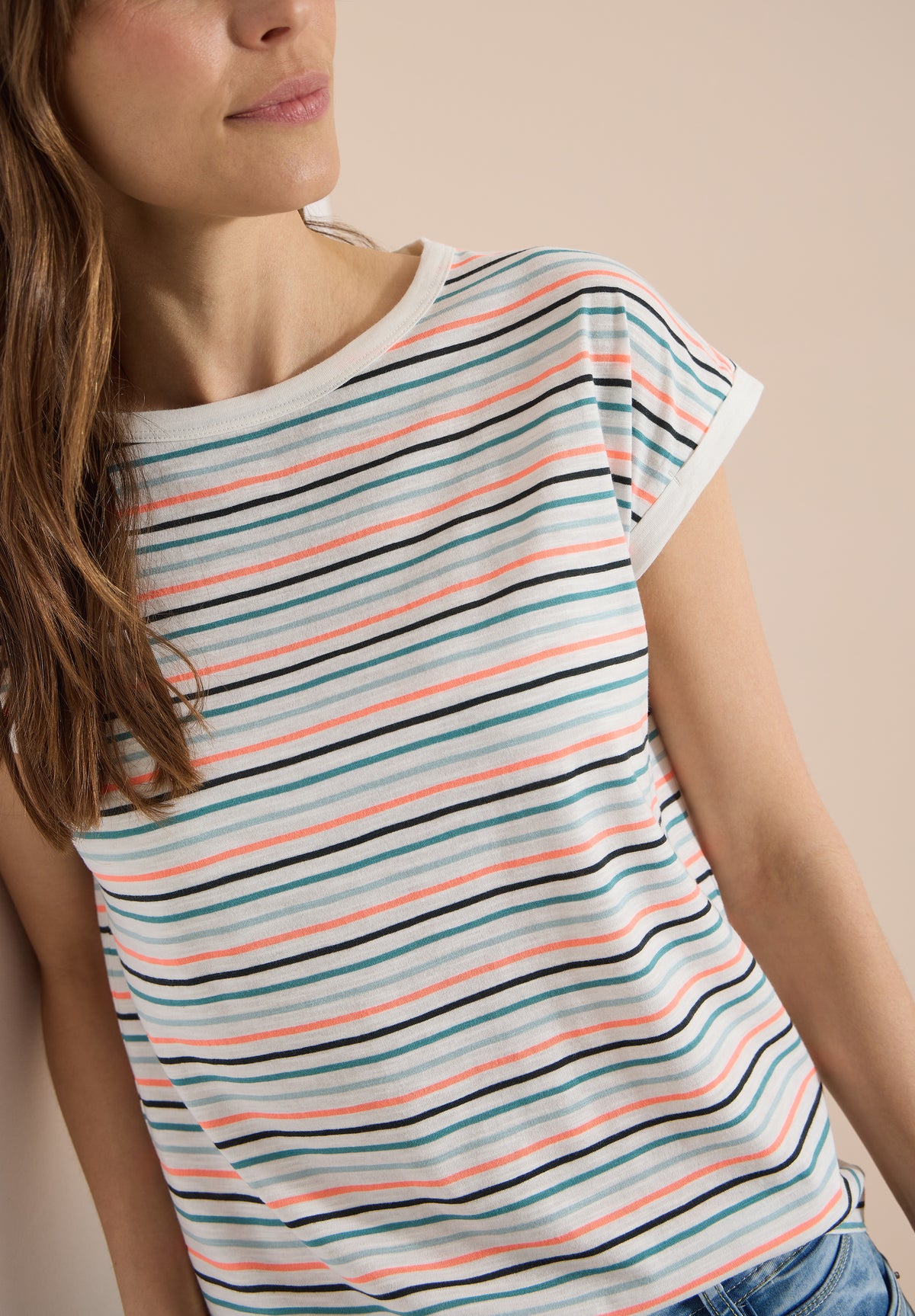 T-Shirt mit Boat Neck und Turn-Up-Detail