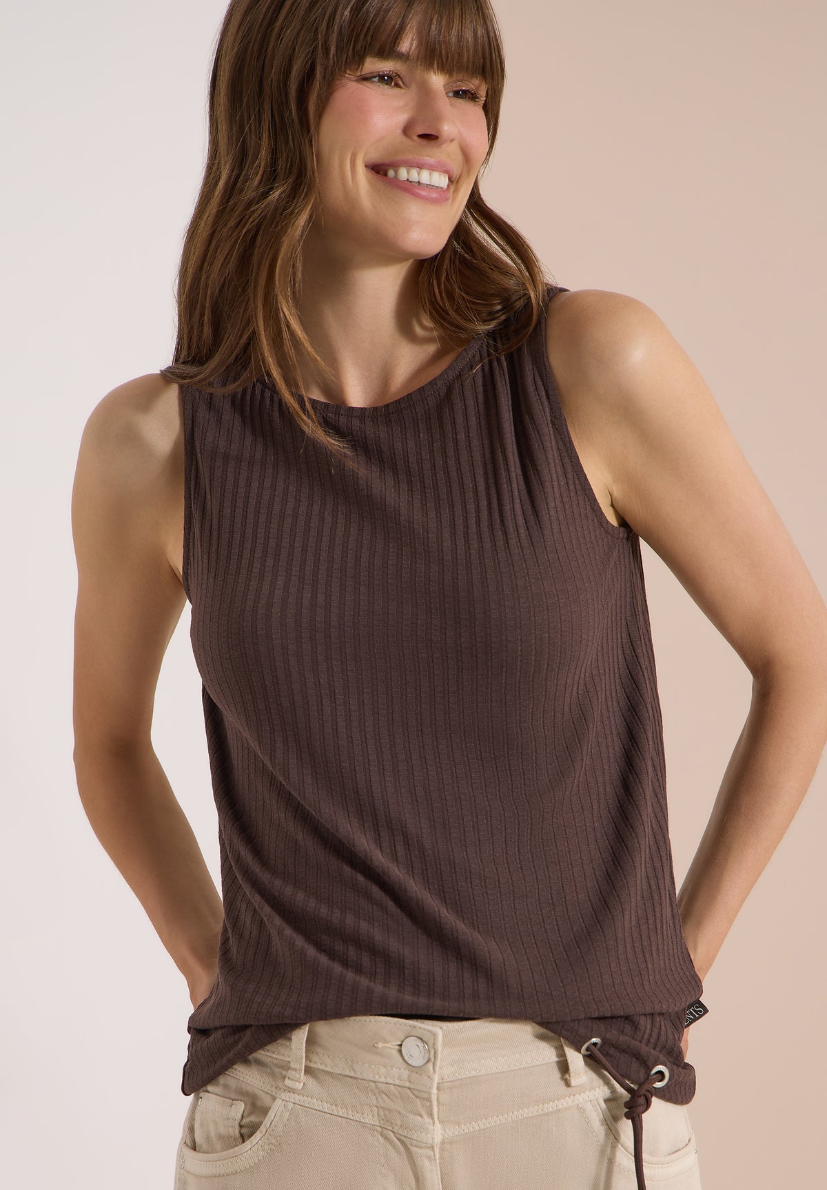 Top in Rippstruktur mit U-Boot-Ausschnitt