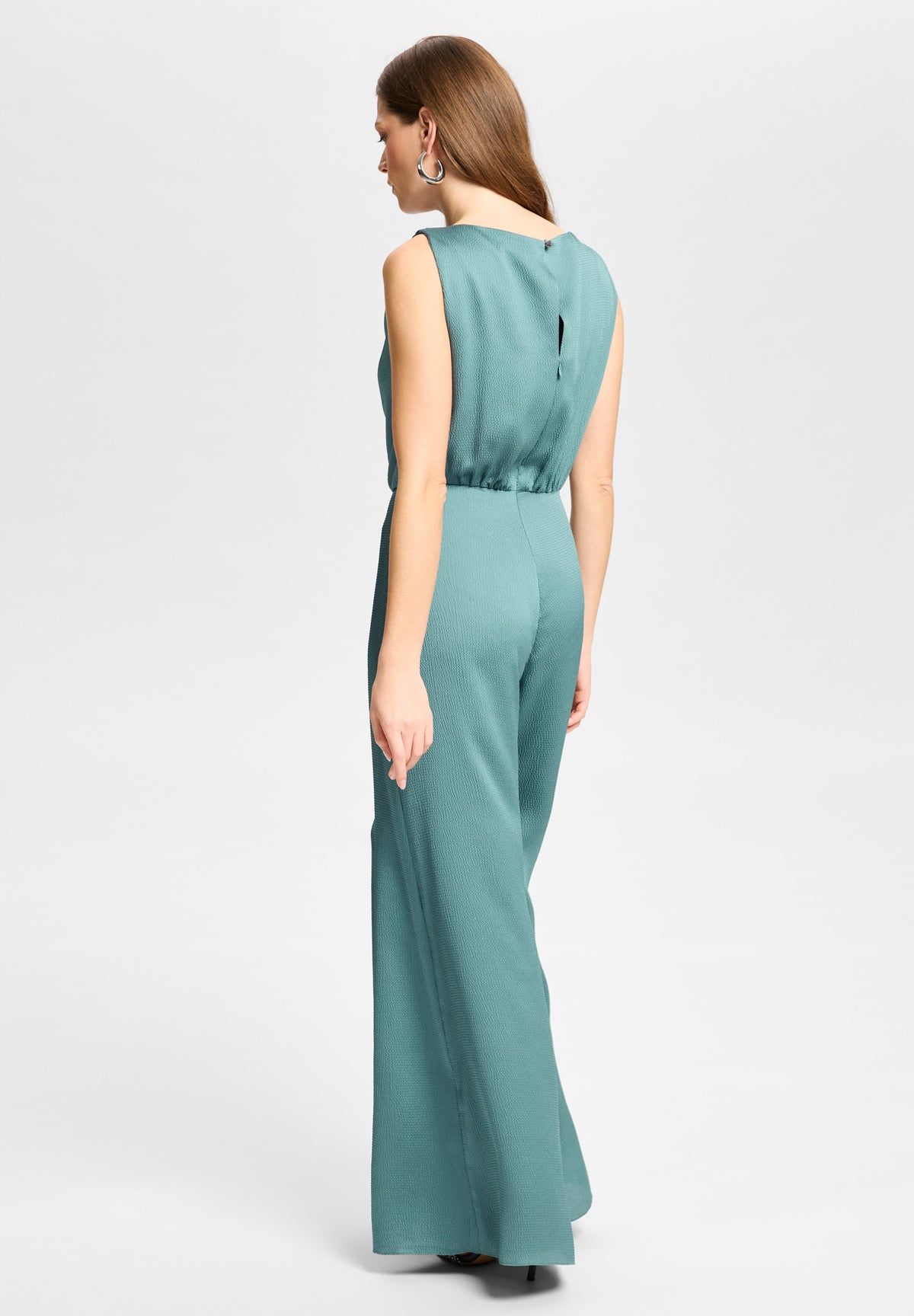 Jumpsuit aus Satin mit Wasserfallausschnitt