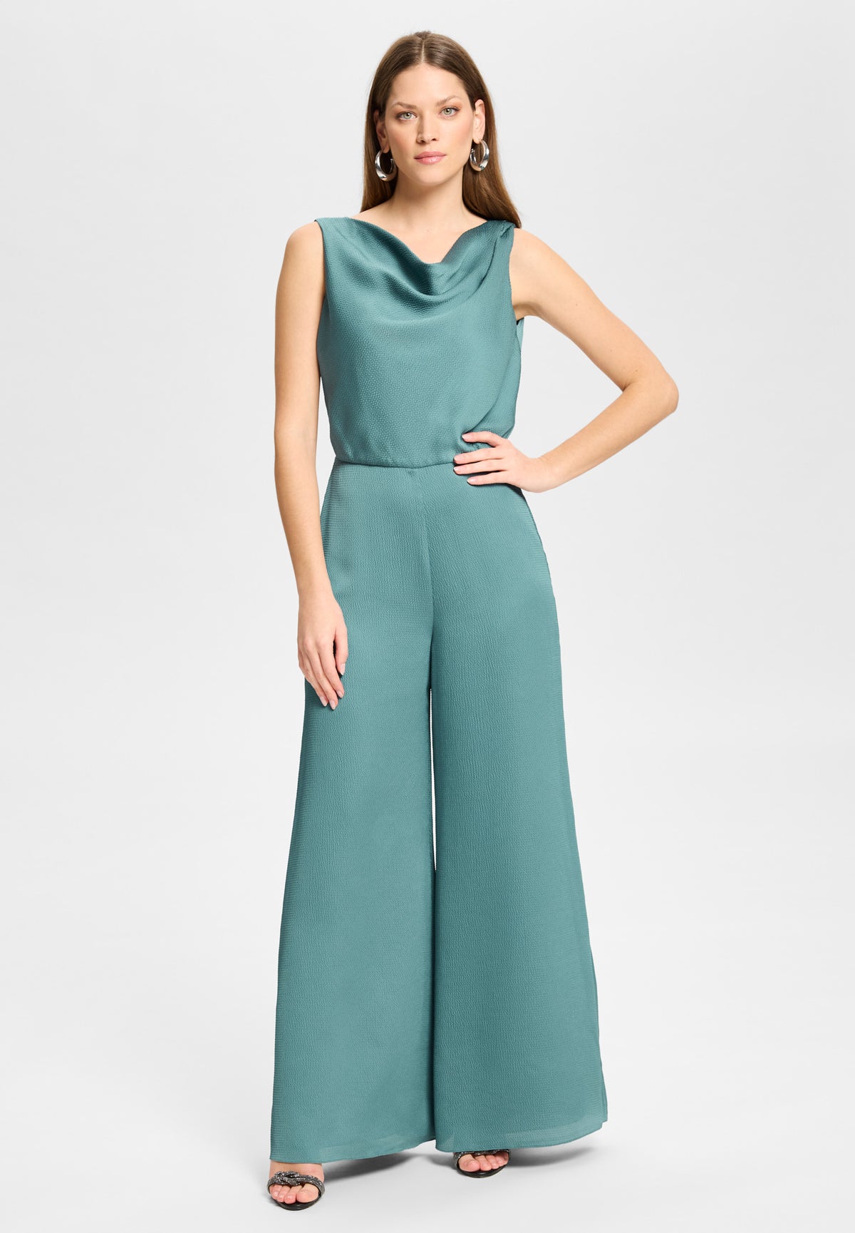 Jumpsuit aus Satin mit Wasserfallausschnitt