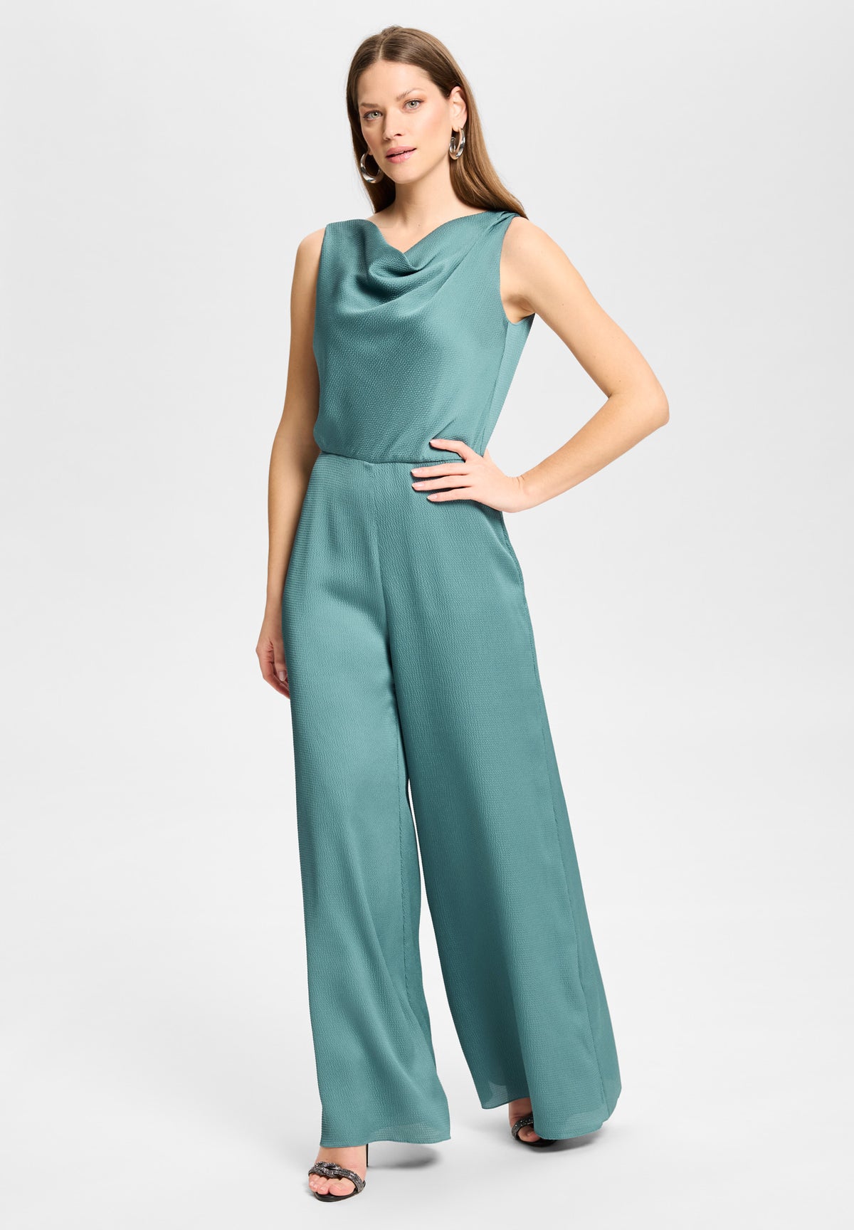 Jumpsuit aus Satin mit Wasserfallausschnitt