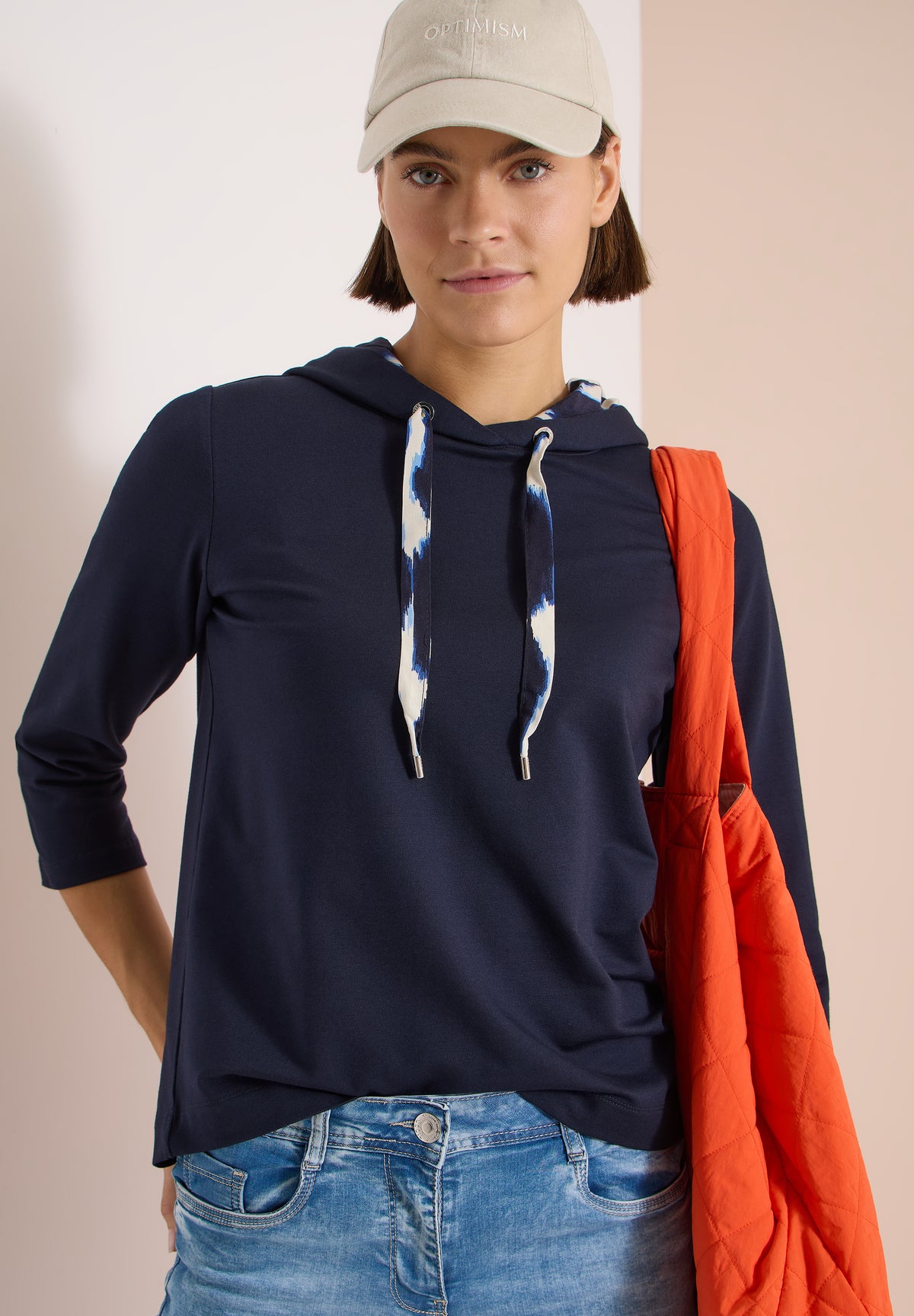 3/4-Arm Shirt mit Kapuze und Printdetails
