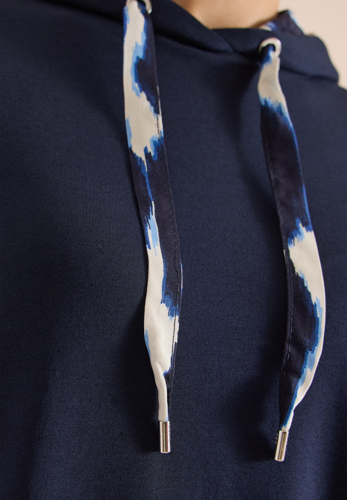 3/4-Arm Shirt mit Kapuze und Printdetails