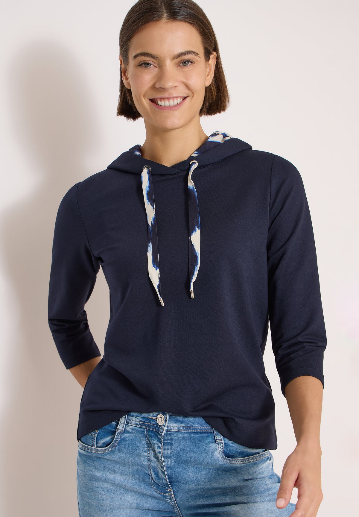 3/4-Arm Shirt mit Kapuze und Printdetails