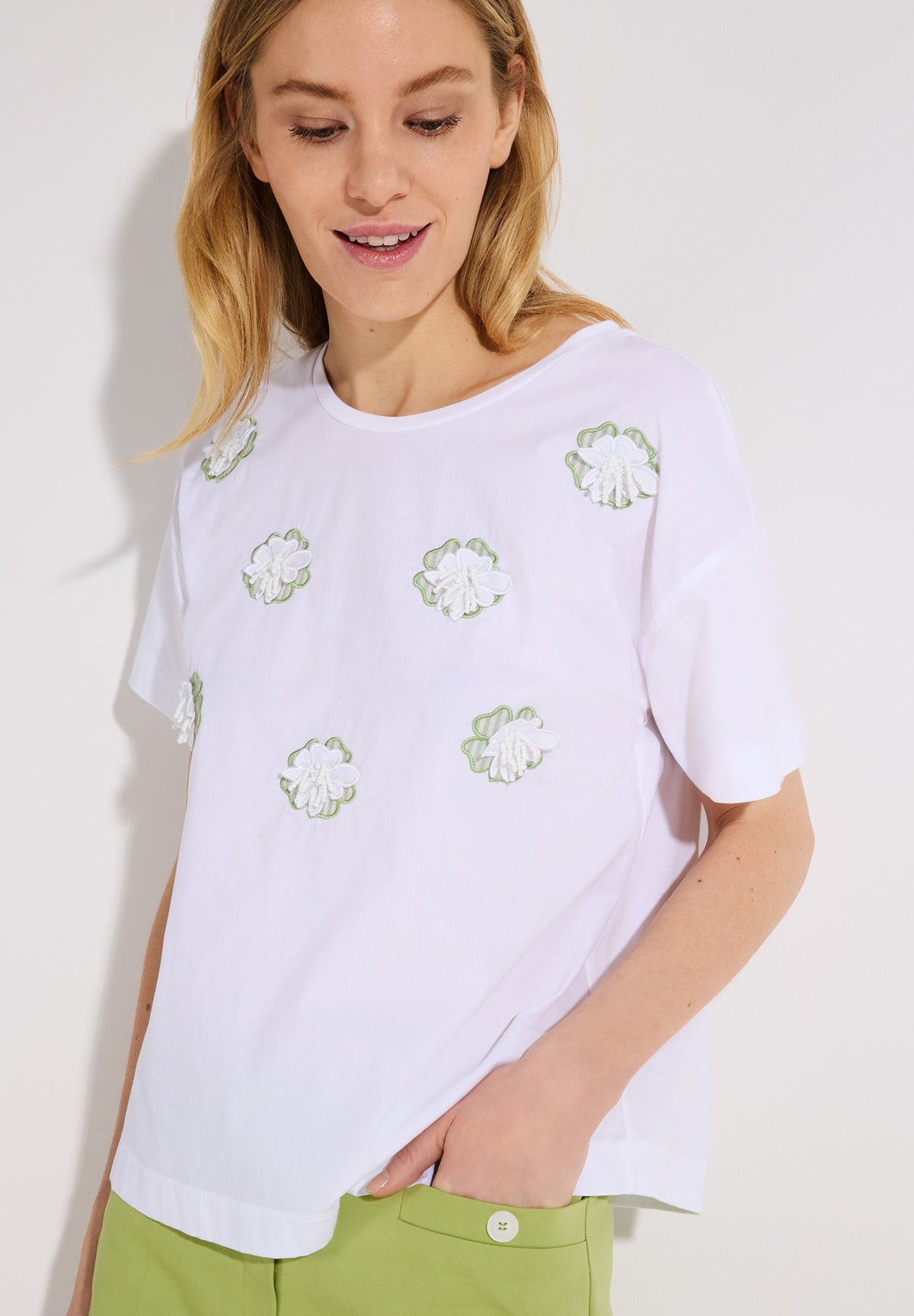 T-Shirt mit Blüten-Applikation