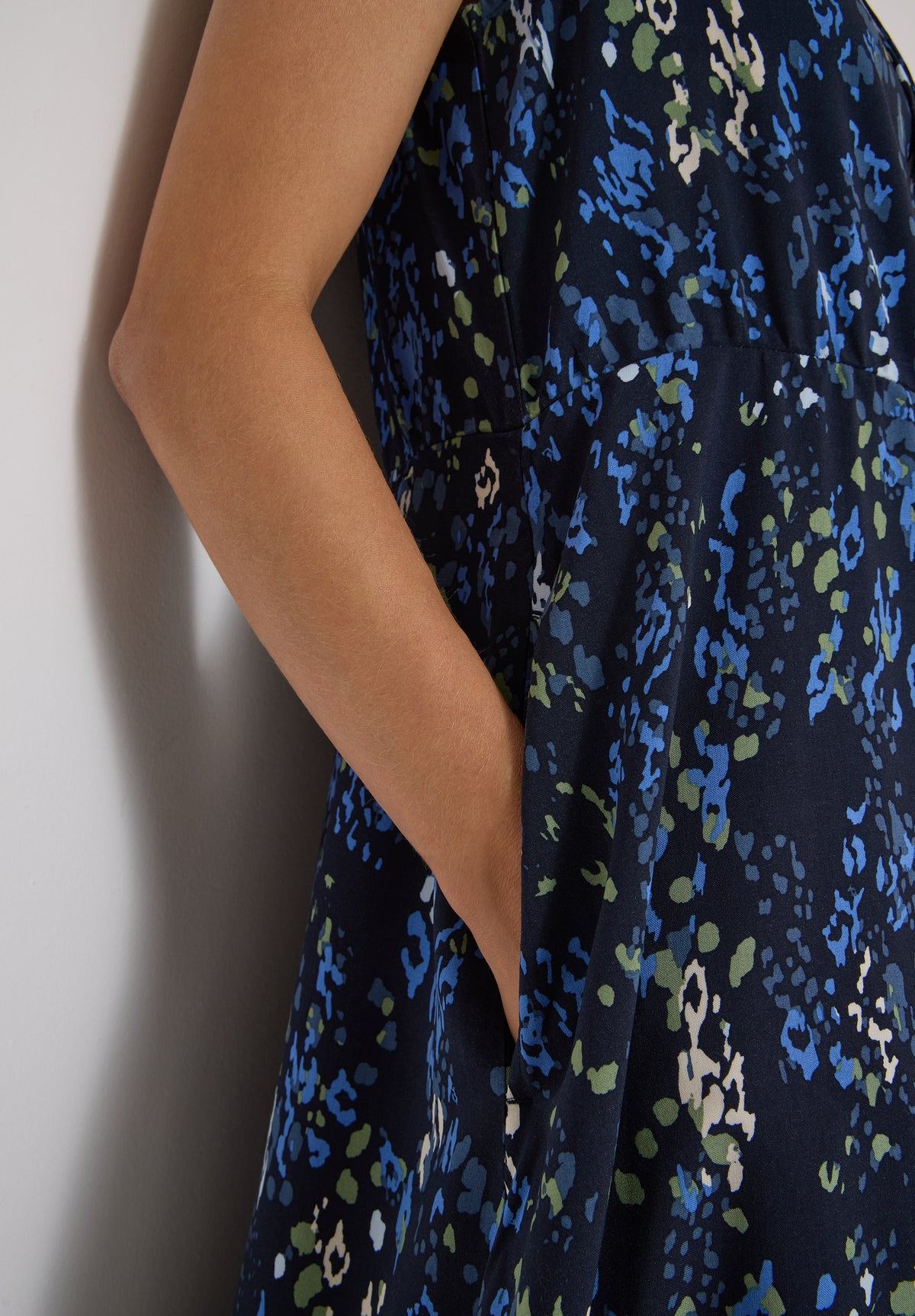 Midikleid mit Split Neck und Print