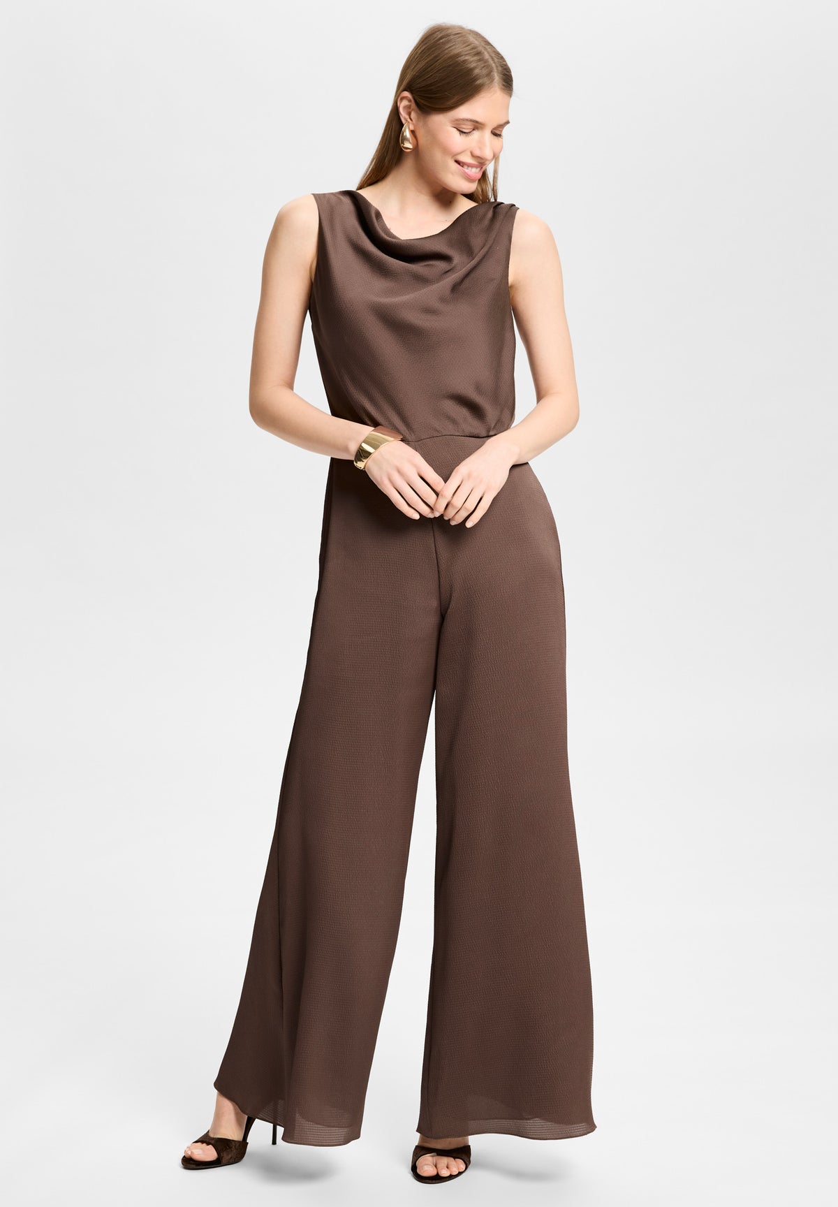 Jumpsuit aus Satin mit Wasserfallausschnitt