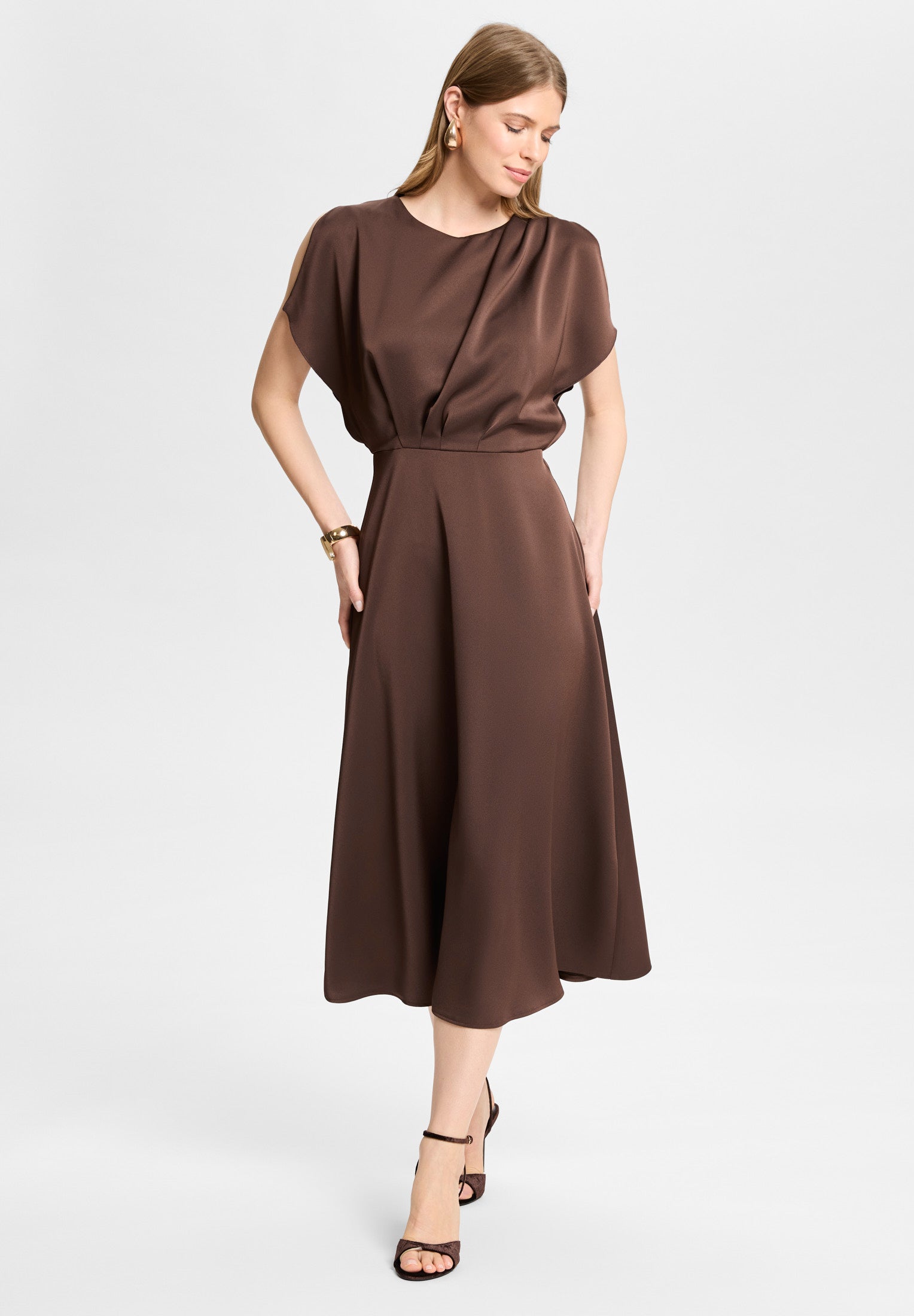 Cocktailkleid aus Satin mit geschlitzten Schulternähten