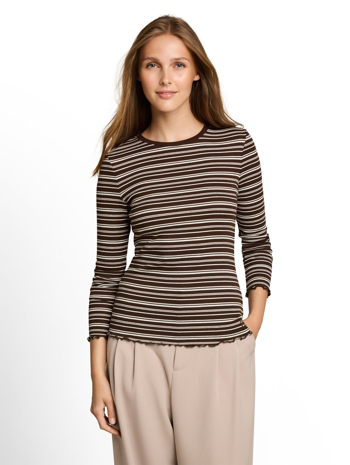 Slim Fit Langarmshirt mit gewellten Saumkanten