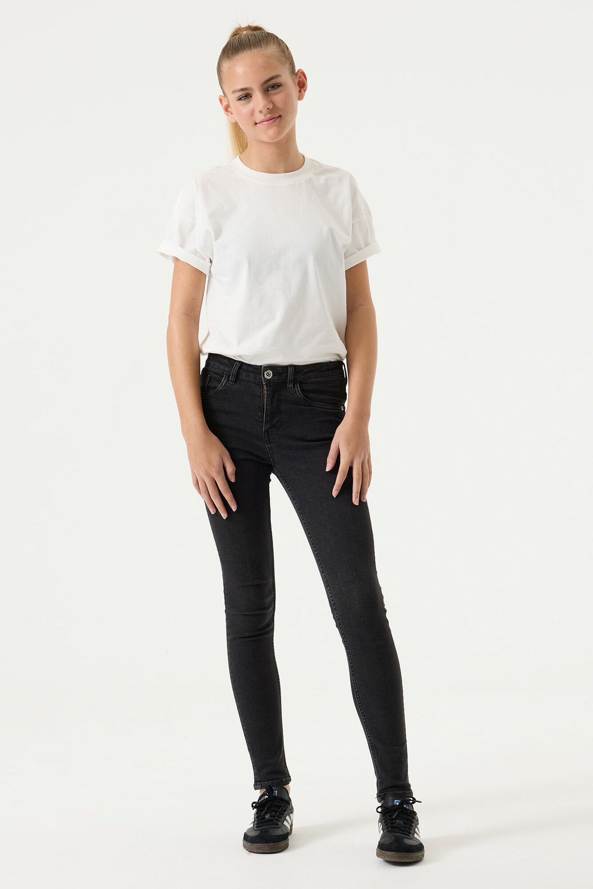570 Rianna