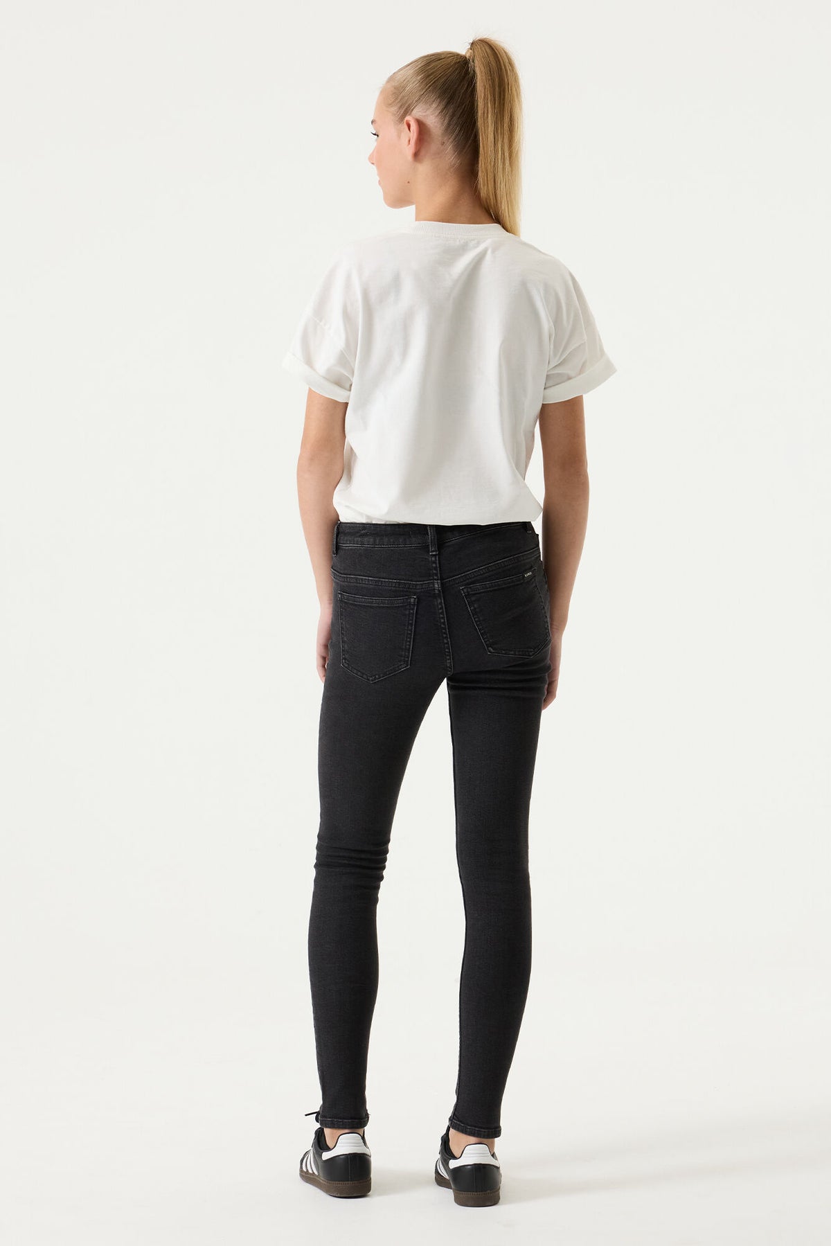 570 Rianna