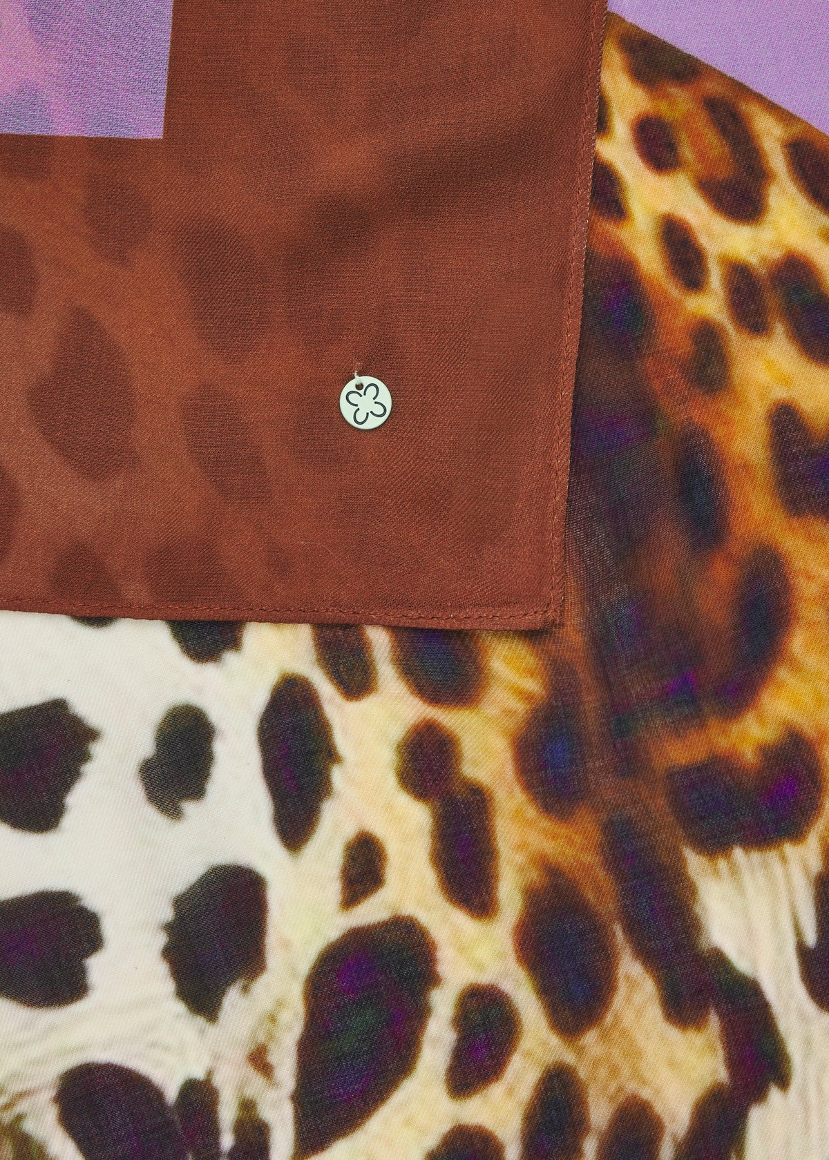 Schal aus Viskose mit Leopard-Motiven