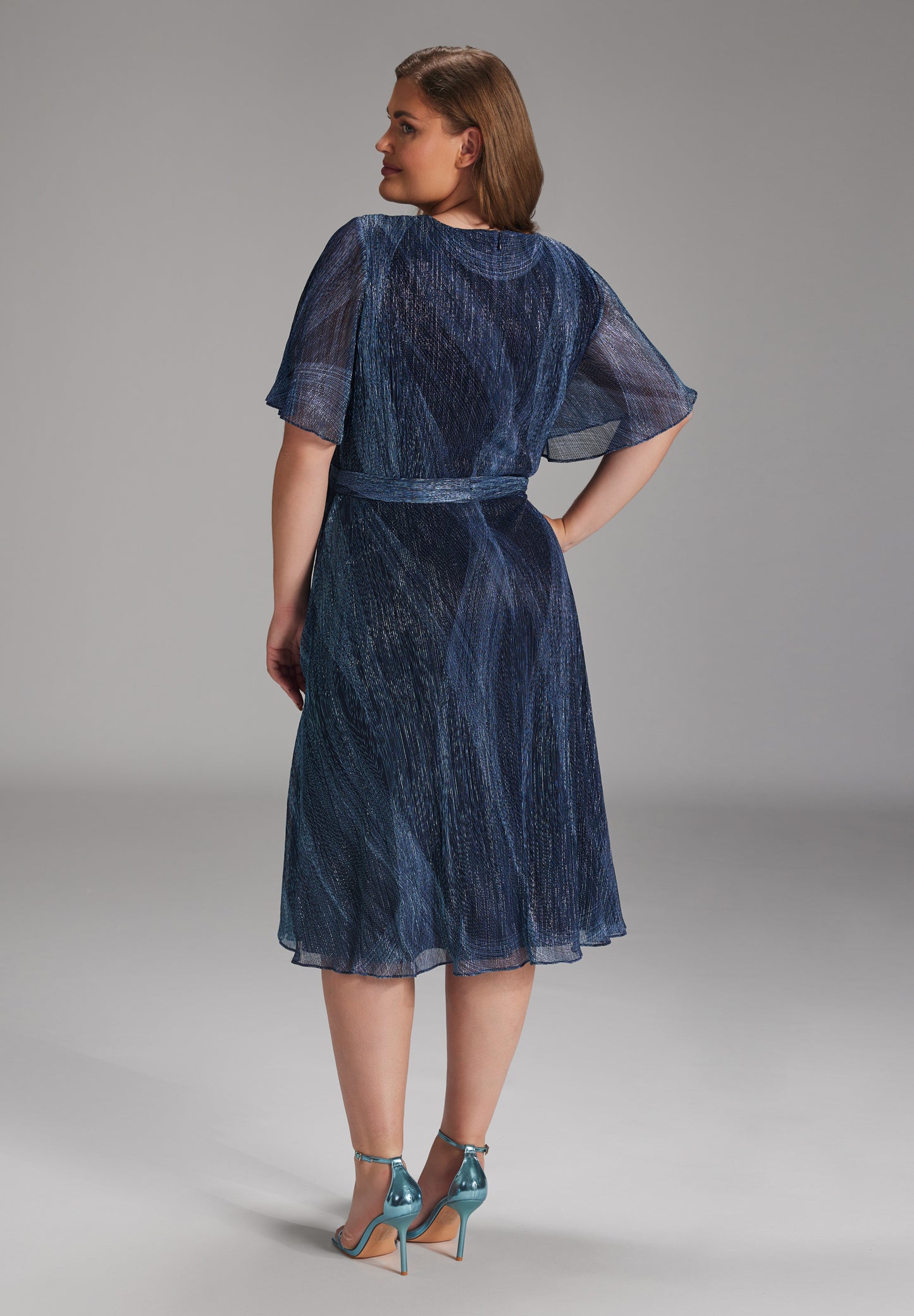 Curve / Plisseekleid mit Metalliceffekten