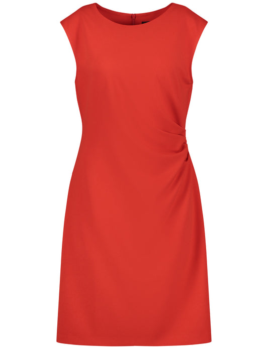 Ärmelloses Kleid mit seitlicher Raffung