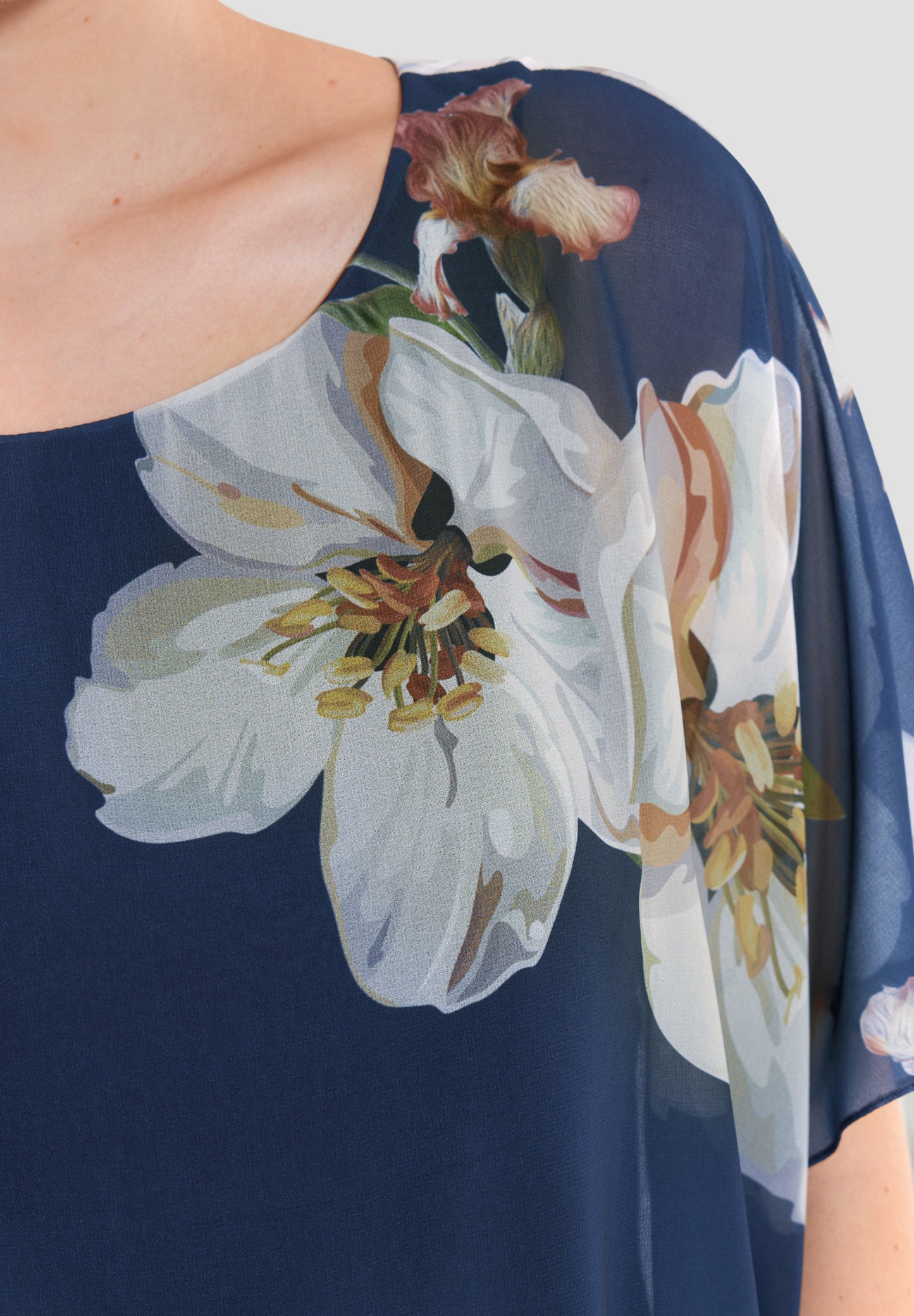 Cocktailkleid aus Material-Mix