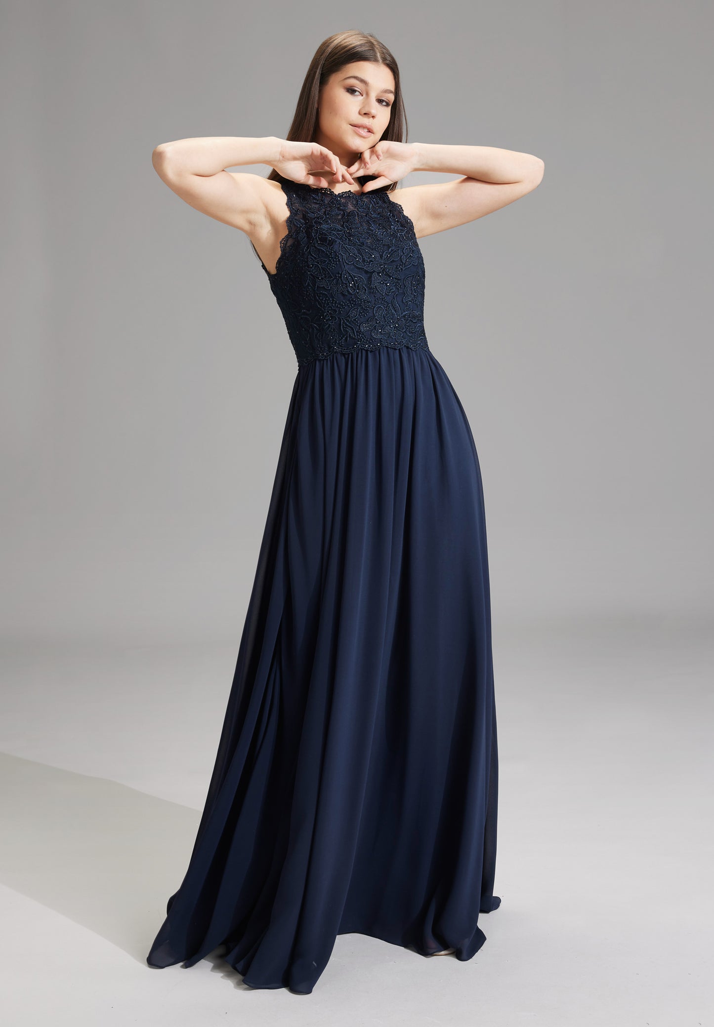 High-closed-Abendkleid mit floraler Spitze
