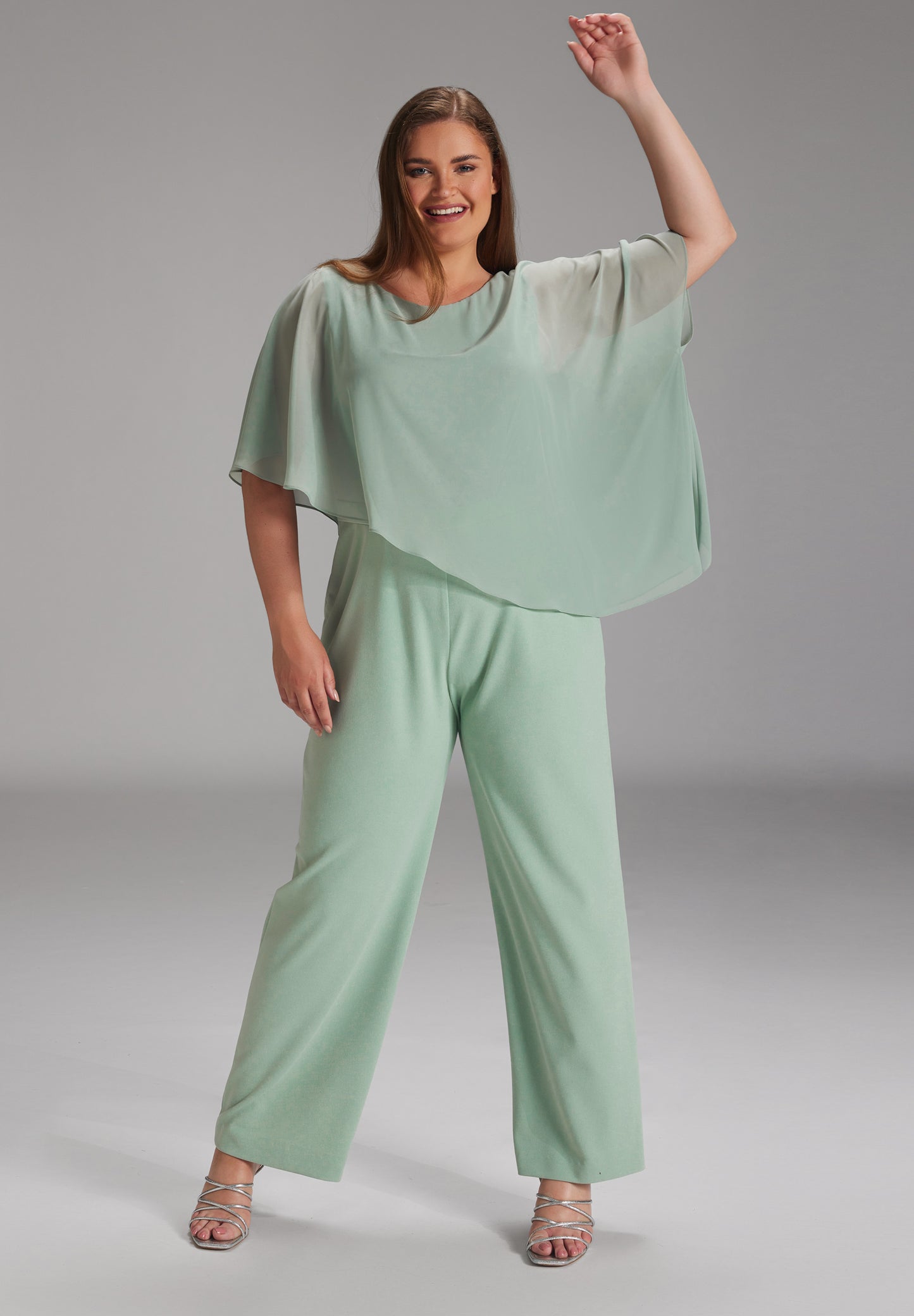 Curve / Crepe-Jumpsuit mit Chiffon-Überwurf